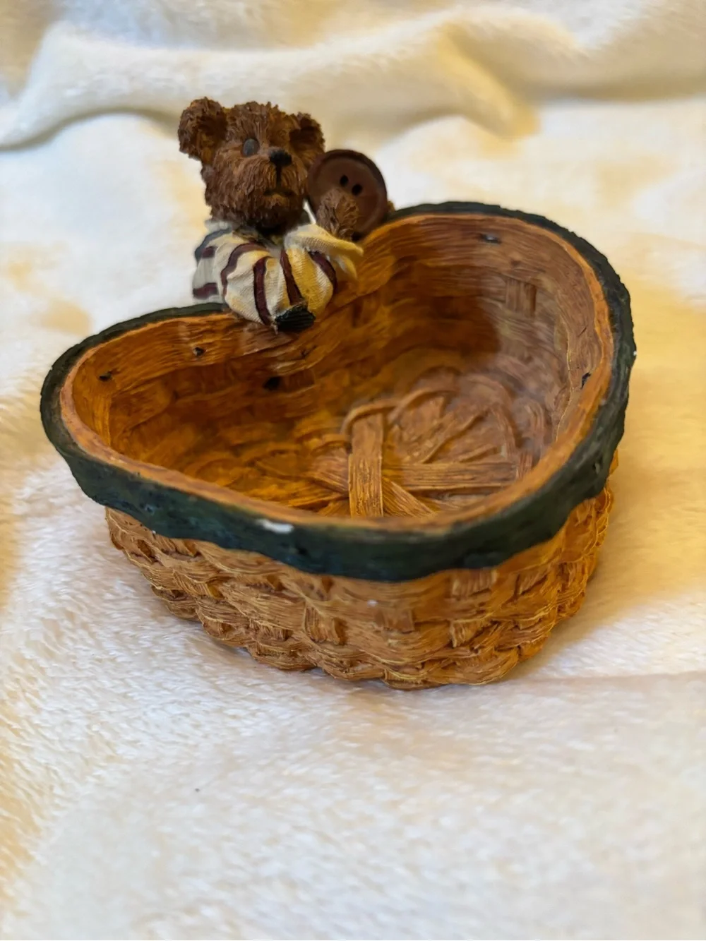 Boyd’s Collection Ltd resin dish